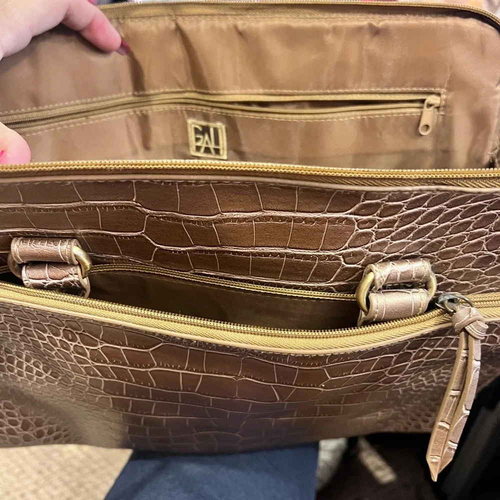 GAL Gold Faux Alligator Patent Leather Zipper Laptop/Computer Hand Bag/Purse EUC